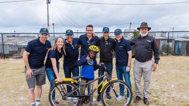  百年靈鐵人三項行動隊率眾夥伴們重返「CORONATION DOUBLE CENTURY」公路自行車耐力賽 歡慶支持南非慈善機構QHUBEKA一週年